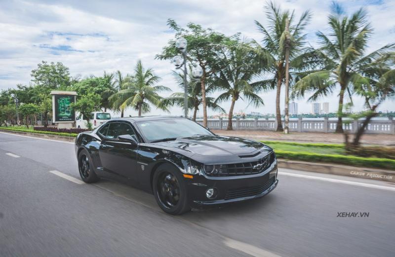Bộ đôi Camaro SS 2010 và Ford Mustang GT 5.0 Performance Package 2019 thu hút sự chú ý trên phố