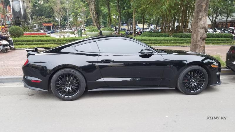 Bộ đôi Camaro SS 2010 và Ford Mustang GT  Performance Package 2019 thu  hút sự chú ý trên phố