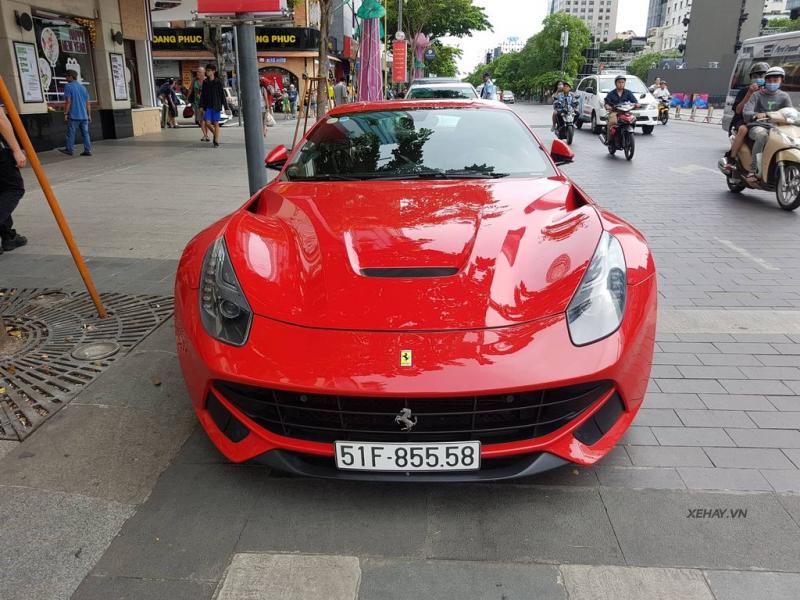 Ferrari F12 Berlinetta đầu tiên về Việt Nam xuất hiện trên phố Sài Gòn