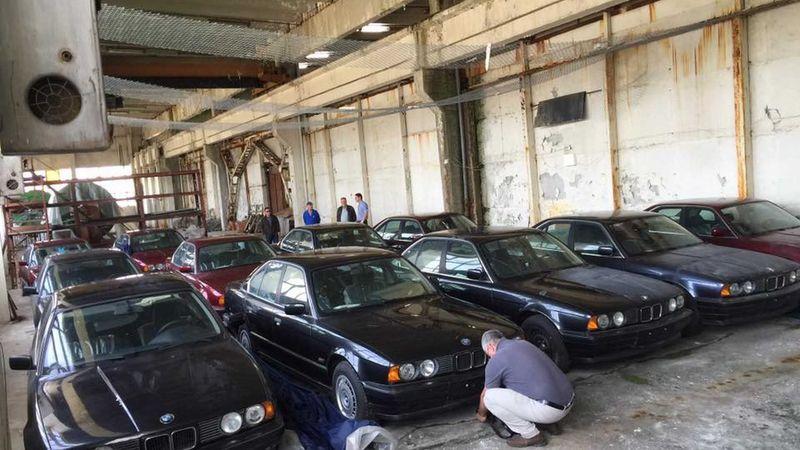 11 chiếc BMW 5 Series đời 1994 được tìm thấy sau 25 năm đắp chiếu tại nhà kho
