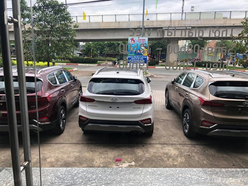 Hyundai Santa Fe 2019 ồ ạt về đại lý trước ngày ra mắt: Xe nhiều nhưng vẫn kênh giá 100 triệu đồng