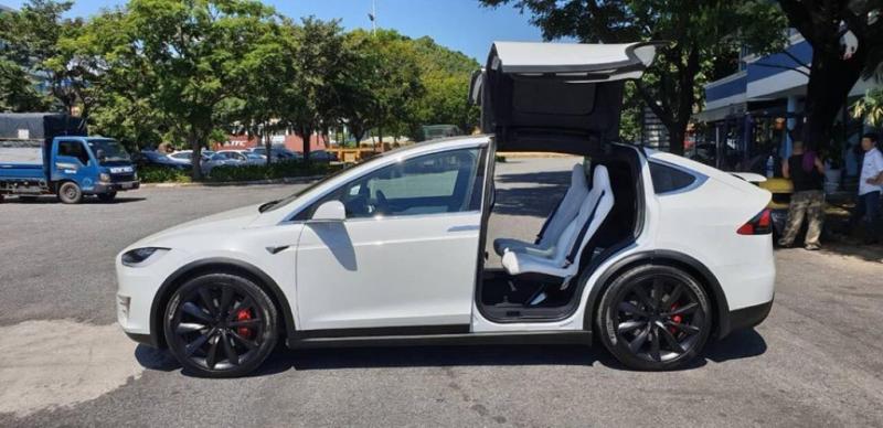 SUV điện Tesla Model X P100D đầu tiên cập bến Việt Nam trong năm mới
