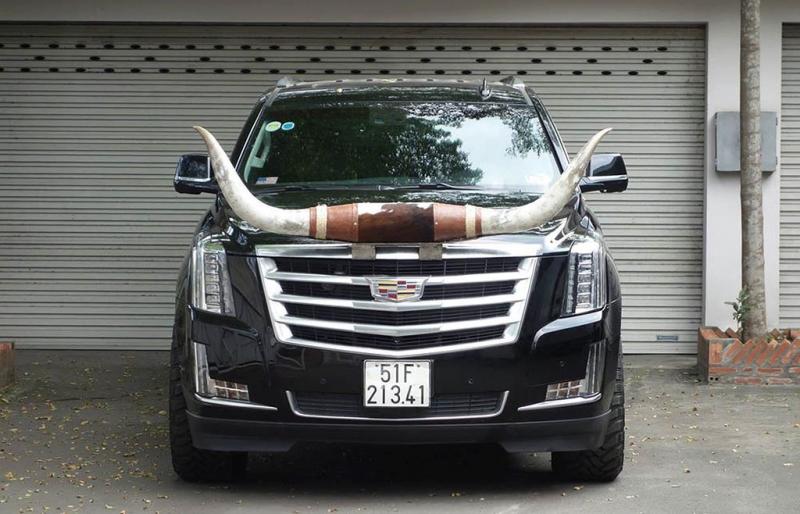 SUV sang cỡ lớn Cadillac Escalade ESV được ông chủ Võng xếp Duy Lợi gắn thêm cặp sừng