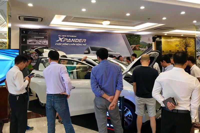 Khách hàng muốn mua ô tô phải đặt cọc, cầm phiếu và chờ đúng đến lượt