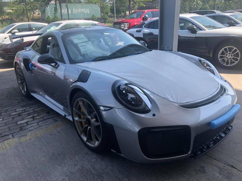 2 siêu phẩm Porsche 911 GT2 RS cùng màu sơn cập bến Việt Nam trong một ngày