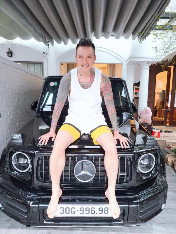 Tuấn Hưng tạo dáng bên chiếc Mercedes-AMG G 63 sở hữu biển số cực đẹp