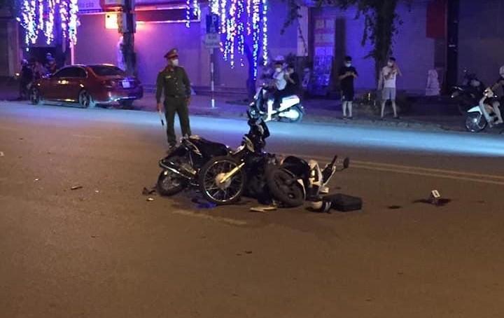 Xe máy che đậy biển số tông trúng một xe máy khác khiến 2 người bị thương tại Lào Cai