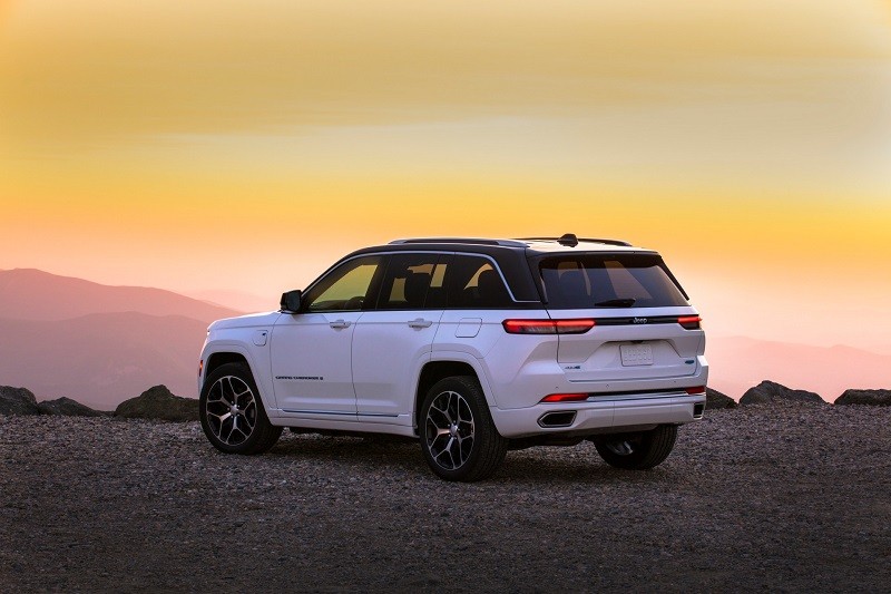 Jeep Grand Cherokee 2022 ra mắt: Giá từ 847 triệu VNĐ, lên đến 1,44 tỷ VNĐ cho phiên bản sang trọng hàng đầu