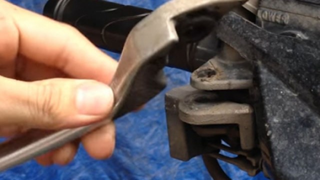 Tay thắng bên trái của xe tay ga bị gãy có đề máy được nữa không?