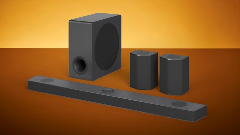 LG trình làng S95QR: Chiếc soundbar đầu tiên trên thế giới trang bị loa centre hướng trần