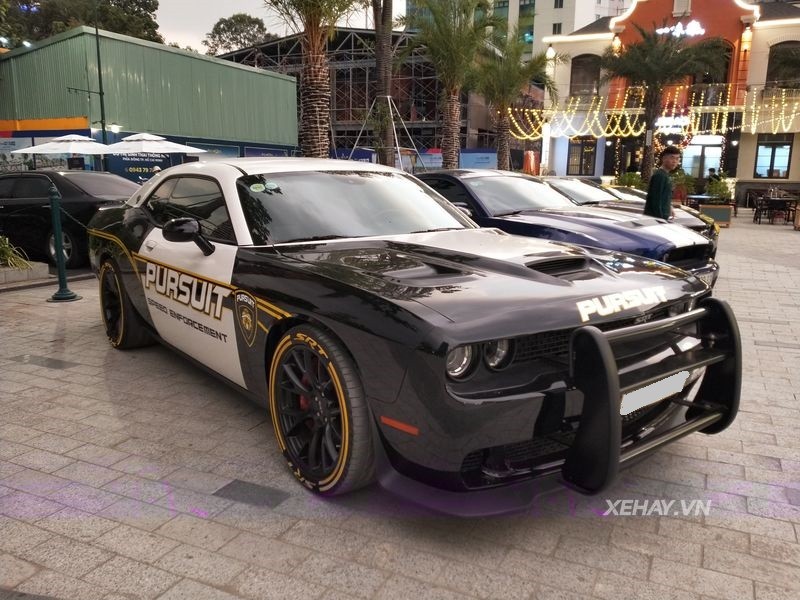 Sài Gòn: Dodge Challenger SRT-8 Hellcat bất ngờ 