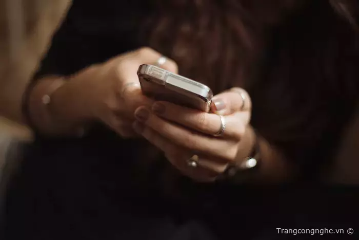 Một người sử dụng điện thoại thông minh