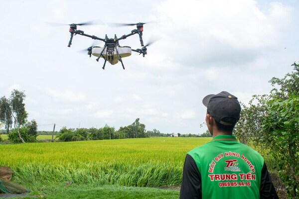 Nông dân trẻ Việt Nam bay cao với drone nông nghiệp XAG