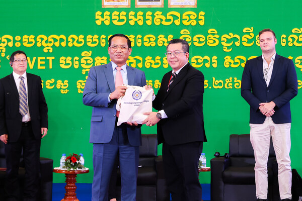 CHƯƠNG TRÌNH NGHỊ SỰ PHÁT TRIỂN KỸ NĂNG KHU VỰC TRỞ THÀNH TÂM ĐIỂM TRONG NGÀY TVET QUỐC GIA TẠI CAMPUCHIA
