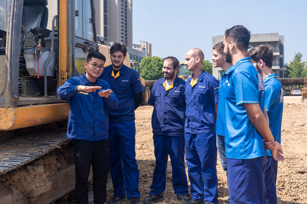 Sinh viên tốt nghiệp Trường Cao đẳng Kỹ thuật XCMG đảm nhận nhiều vai trò trong ngành xây dựng toàn cầu, tiên phong phát triển nguồn nhân lực quốc tế